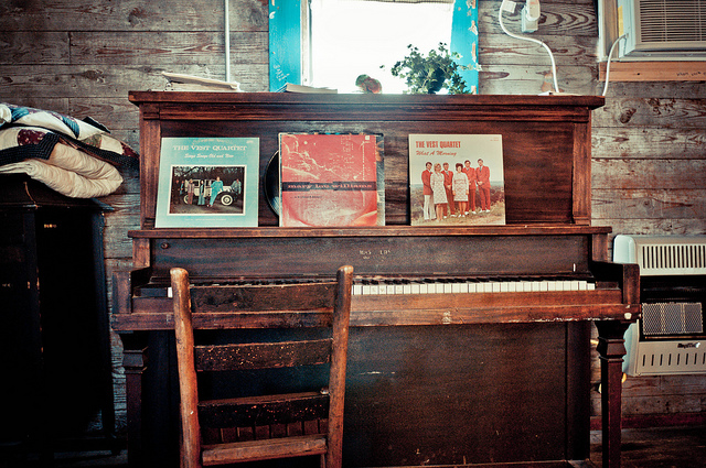 Piano in the Crossroad Shack - The Shack Up Inn - Clarksdale, MS | PopArtichoke